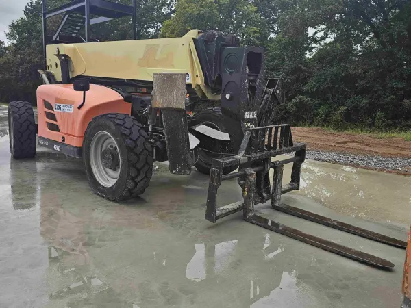 2015 JLG 1055