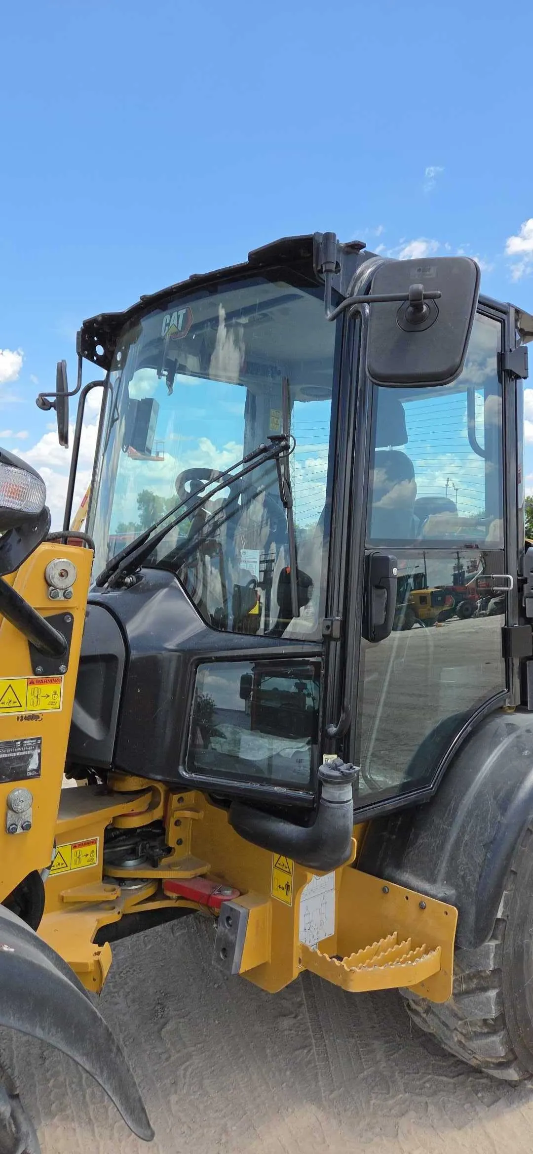 2023 Caterpillar 906