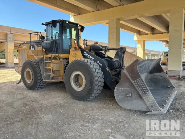 2021 John Deere 744L