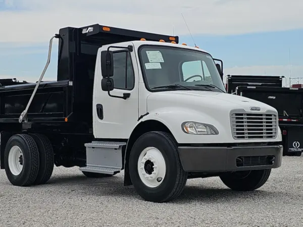 2017 Freightliner M2106