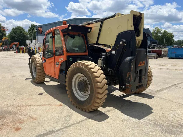 2018 JLG 1055