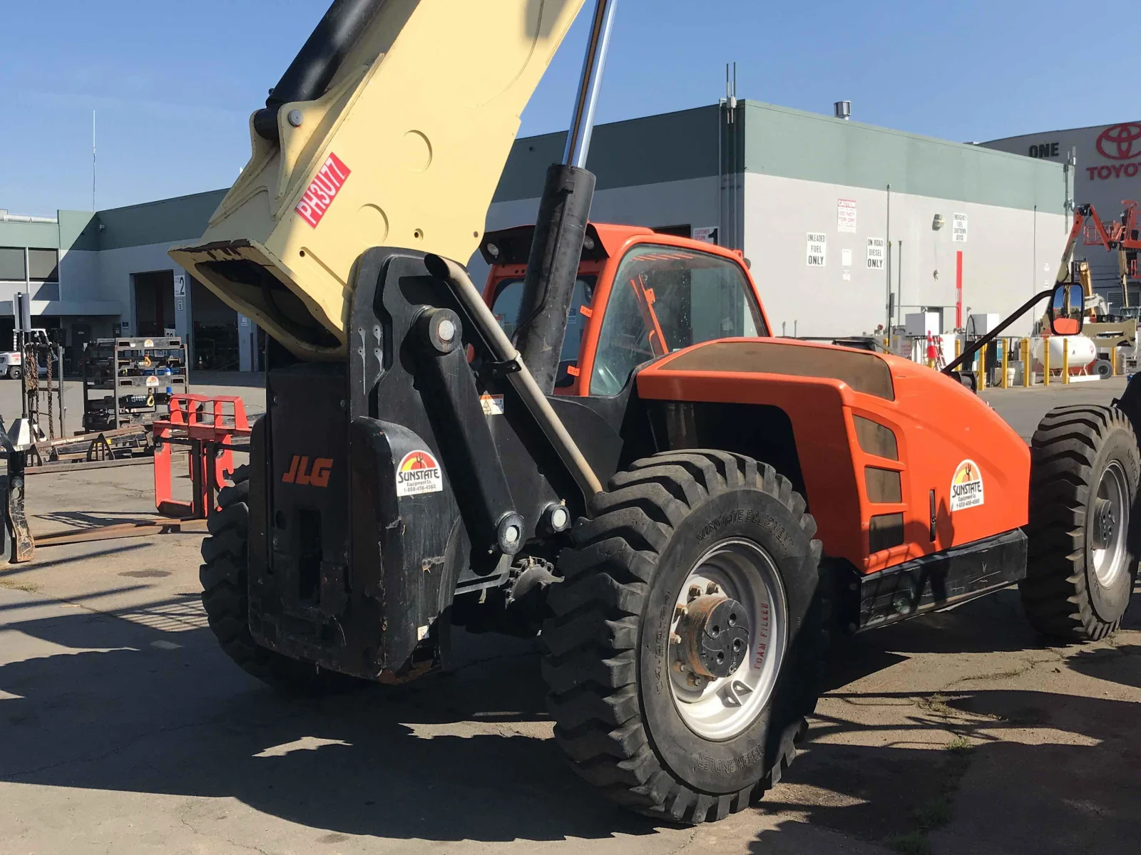 2017 JLG 1055