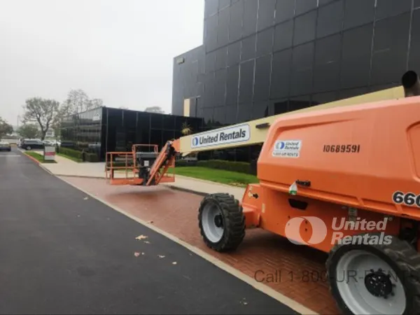 2017 JLG 660SJ