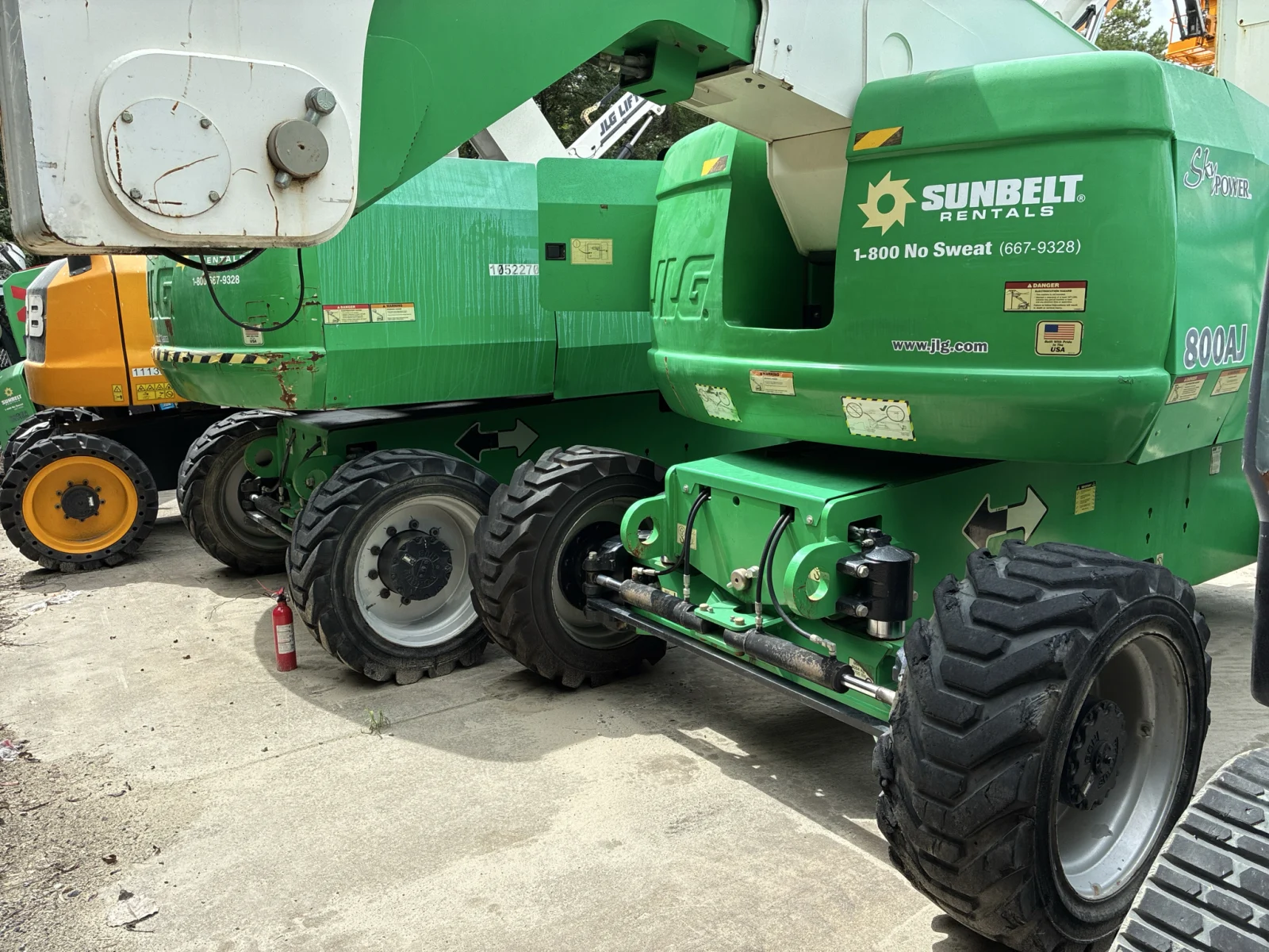 2017 JLG 800AJ