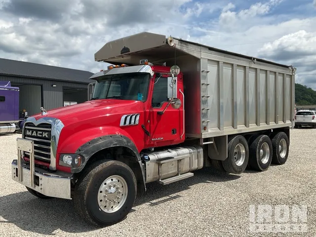 2015 Mack GU713