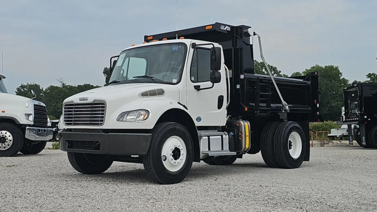 2017 Freightliner M2106