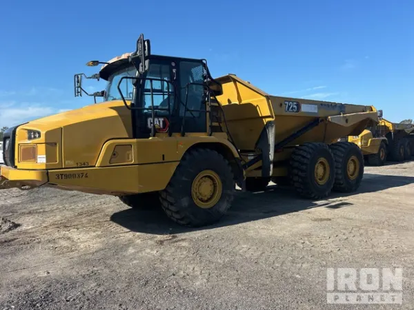 2021 Caterpillar 725