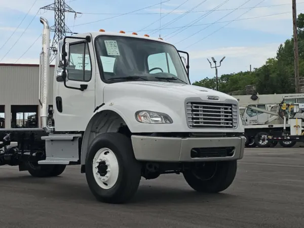 2020 Freightliner M2106