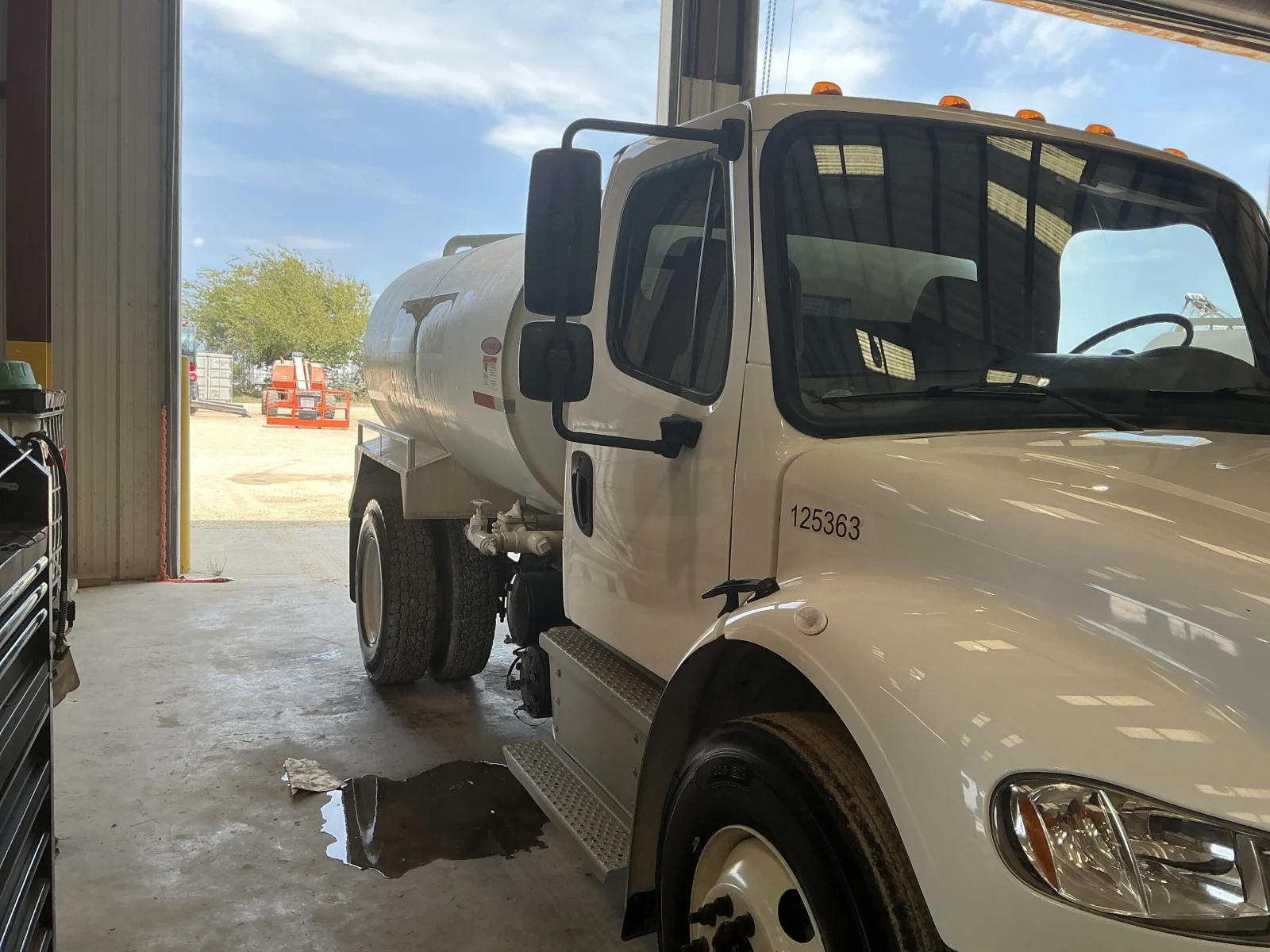 2022 Freightliner M2106
