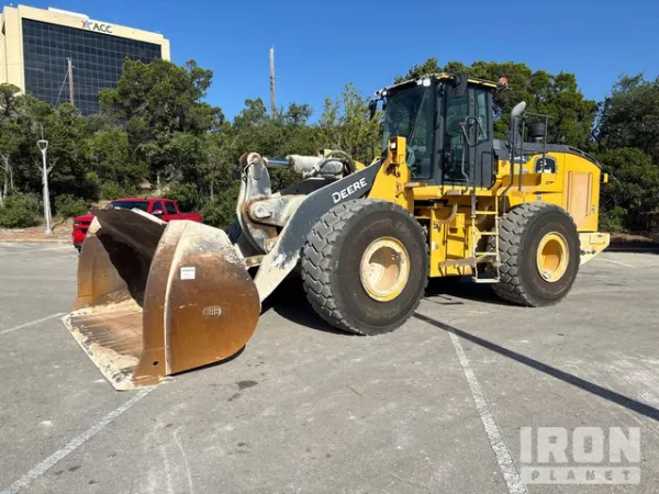 2022 John Deere 744L