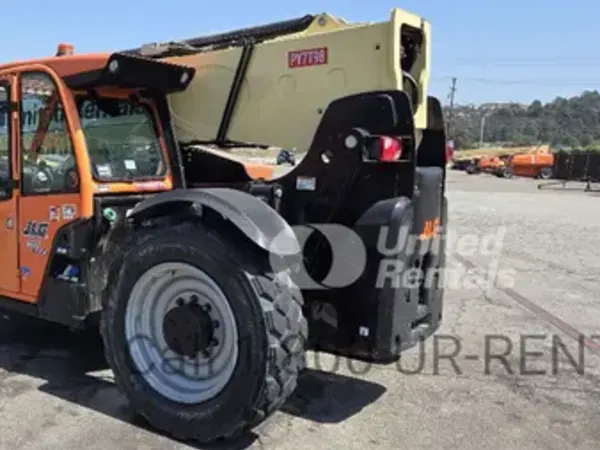 2019 JLG 1055