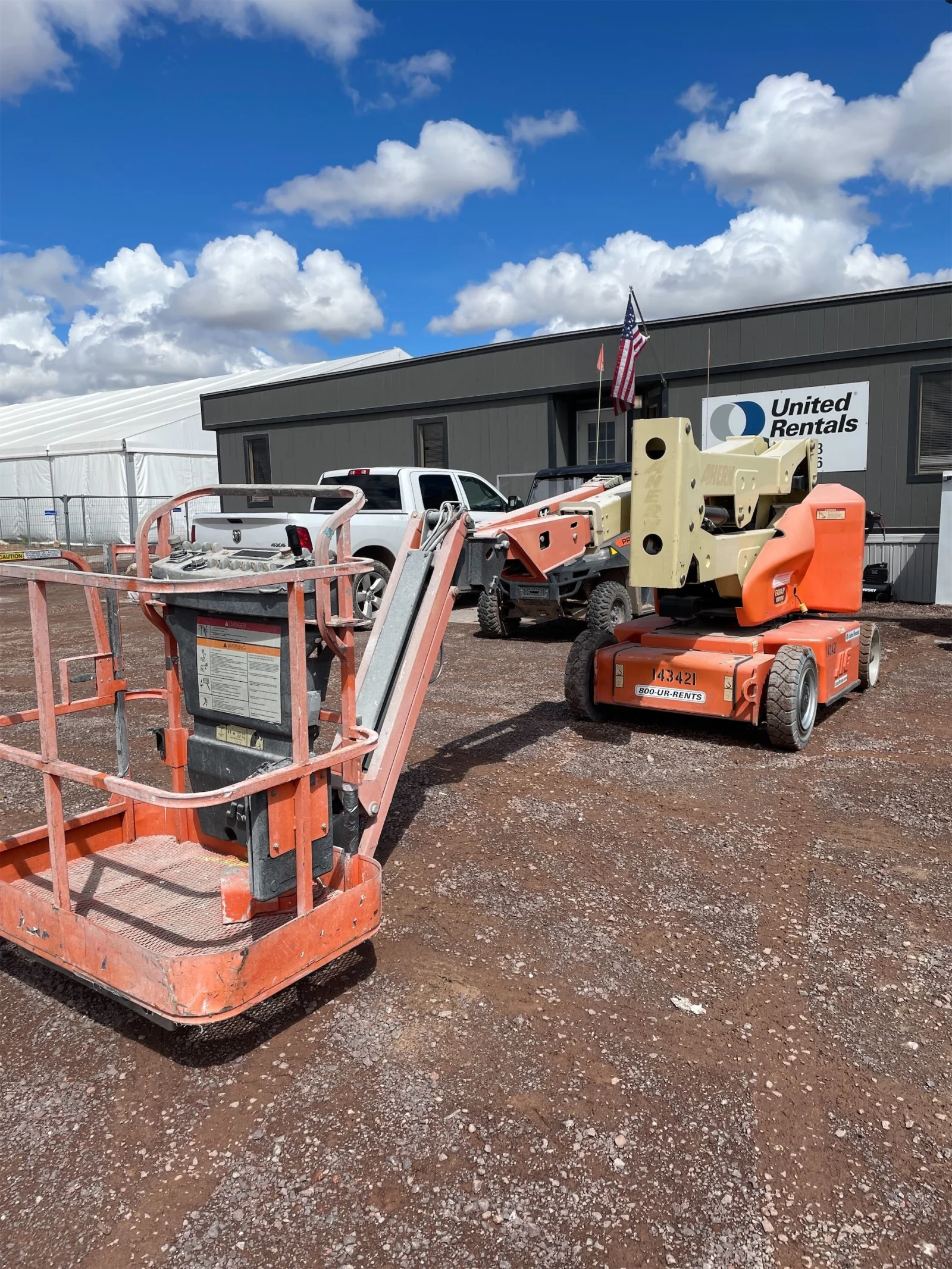 2014 JLG E400AJPN-Articulating