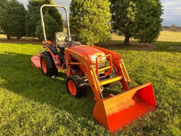 Kubota Tractor B2320 - front view