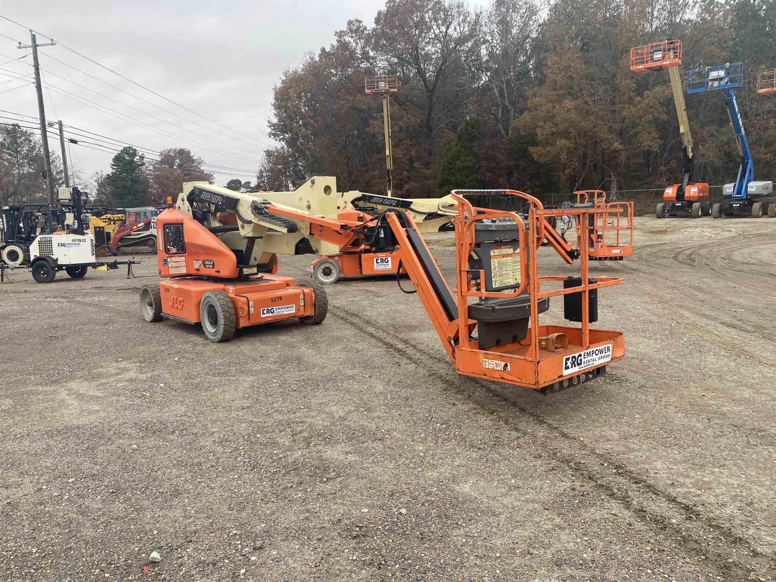 2013 JLG E400AJP