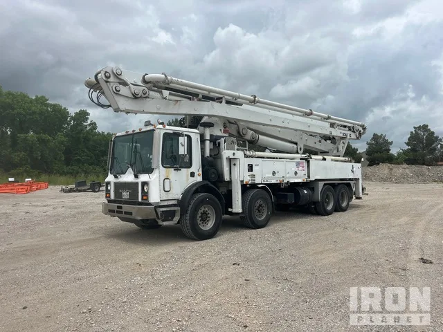 2004 Mack MR688S