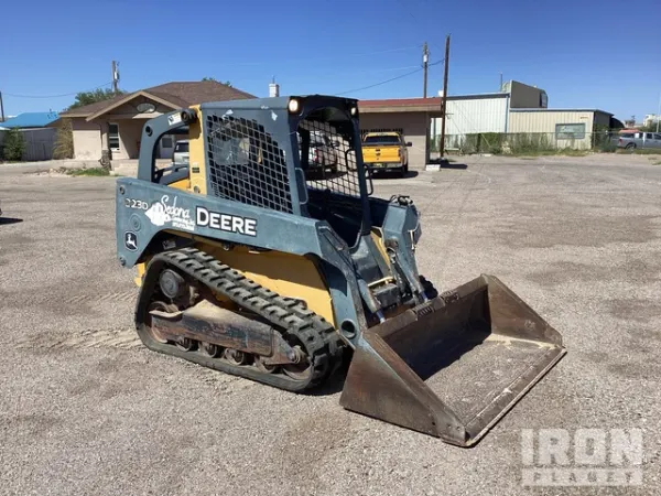 2010 John Deere 323DT
