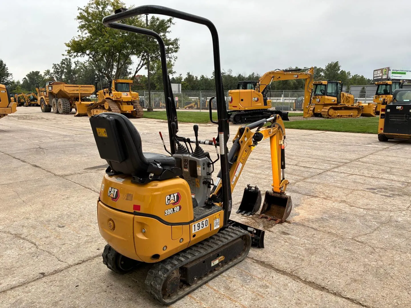 2023 Caterpillar 300.9D