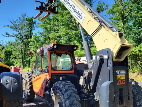 2017 JLG 943 S