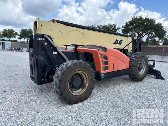 2018 JLG 1055