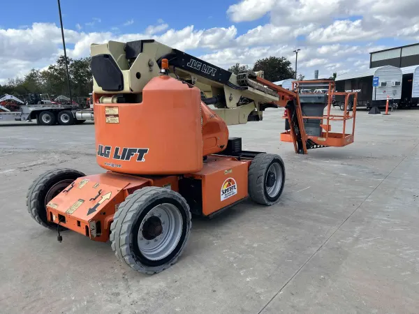 2017 JLG E450AJ