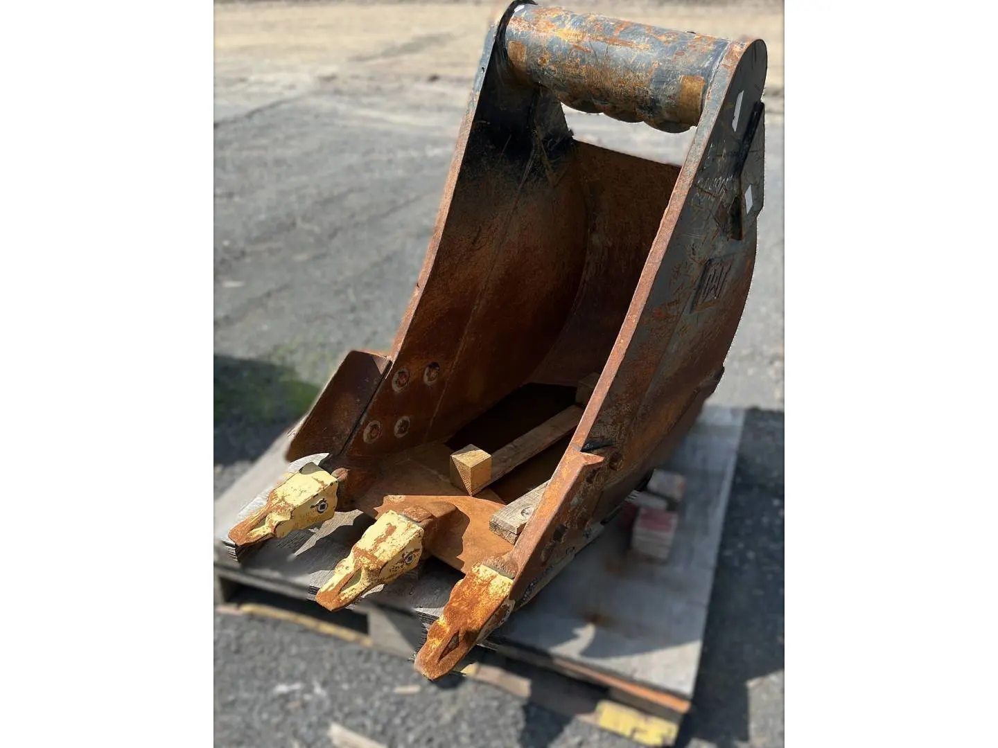 2023 Caterpillar 24" HD BUCKET, PIN LOCK
