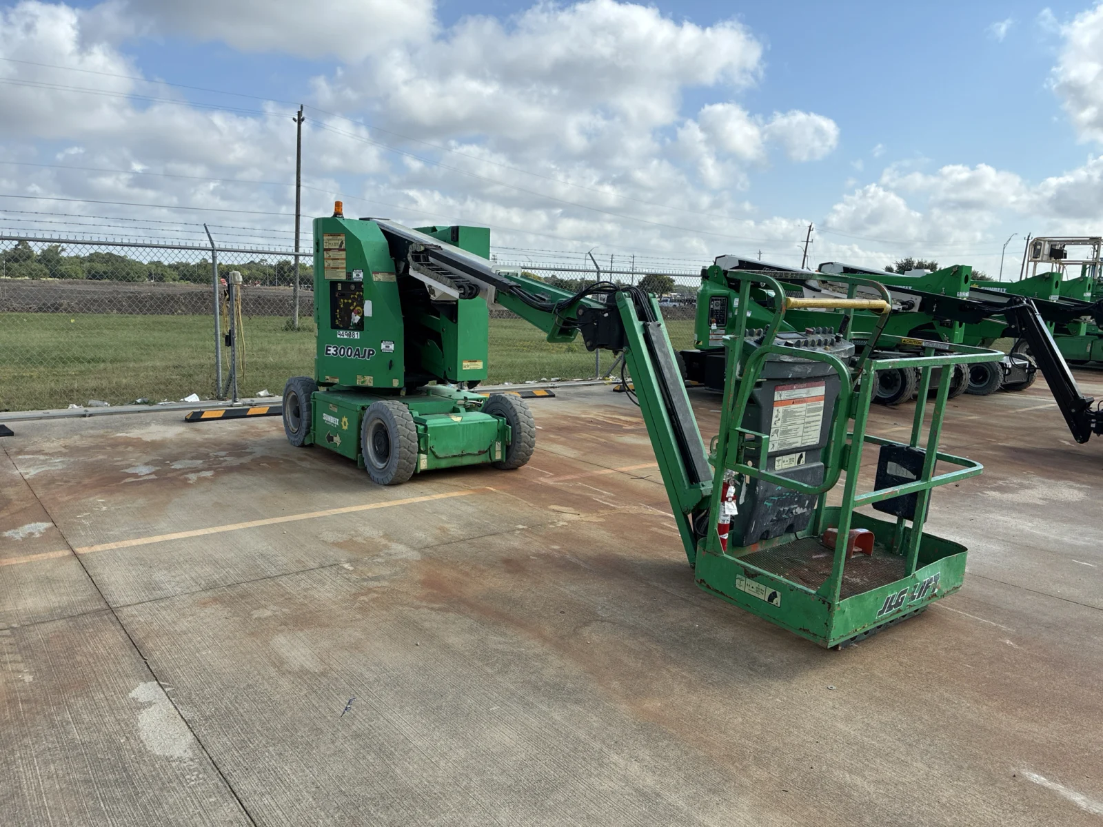 2016 JLG E300AJP