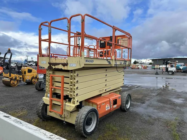2017 JLG M4069LE