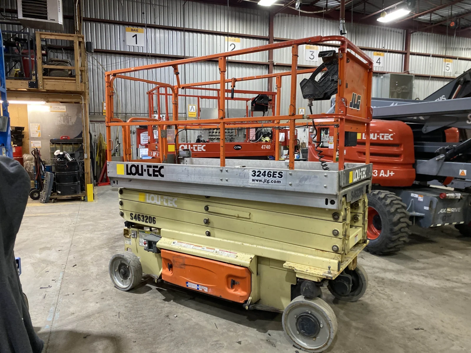 2015 JLG 3246ES