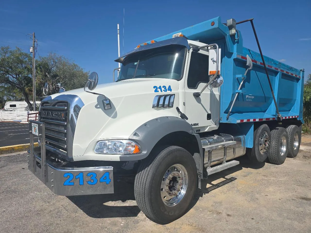 2016 MACK Granite GU813