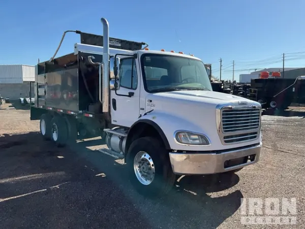 2004 Freightliner M2 112