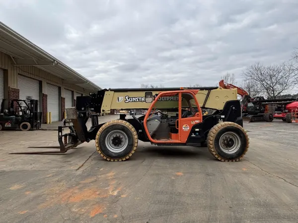 2018 JLG 1055