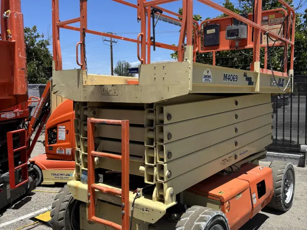 2017 JLG M4069LE