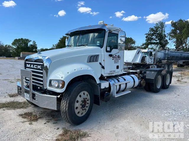 2013 Mack GU713