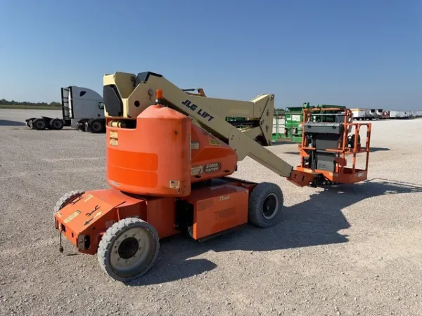 2017 JLG E400AN