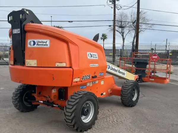 2018 JLG 400S