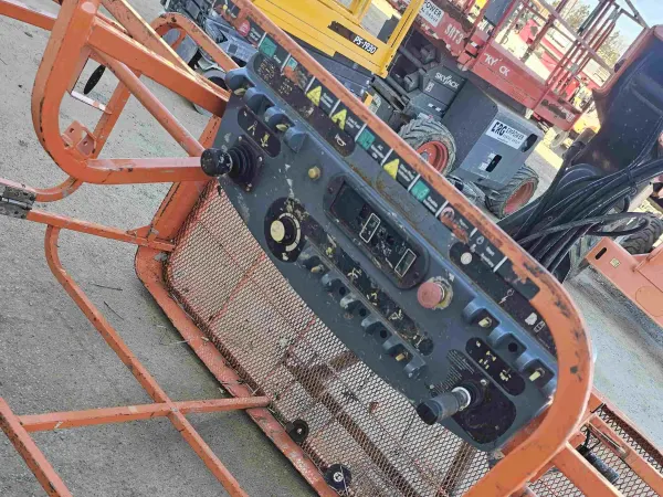 2015 JLG 800S