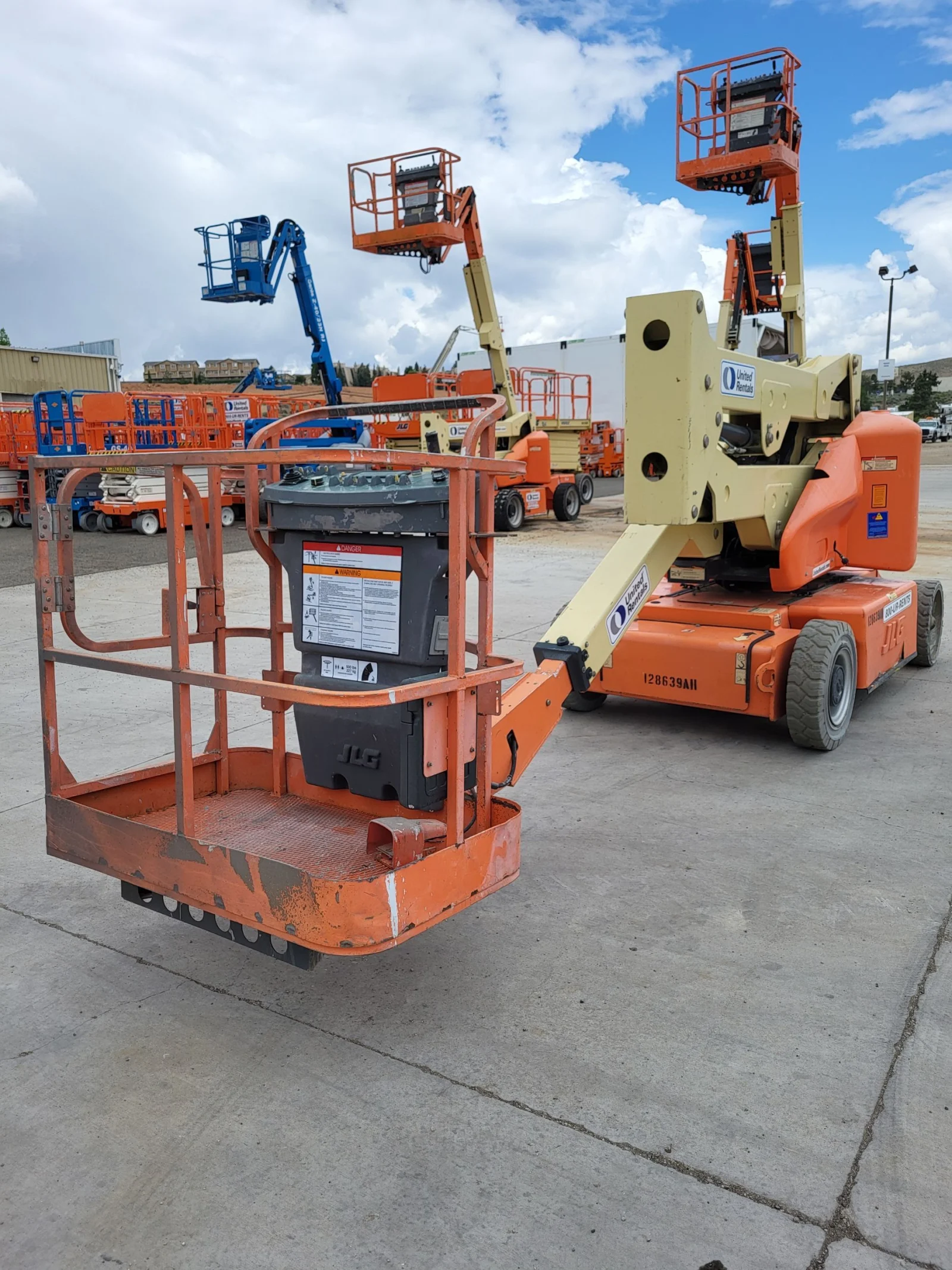 2013 JLG E400AN-Articulating-Boom-Lift