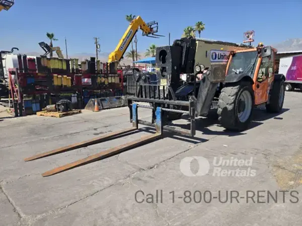 2018 JLG 1055
