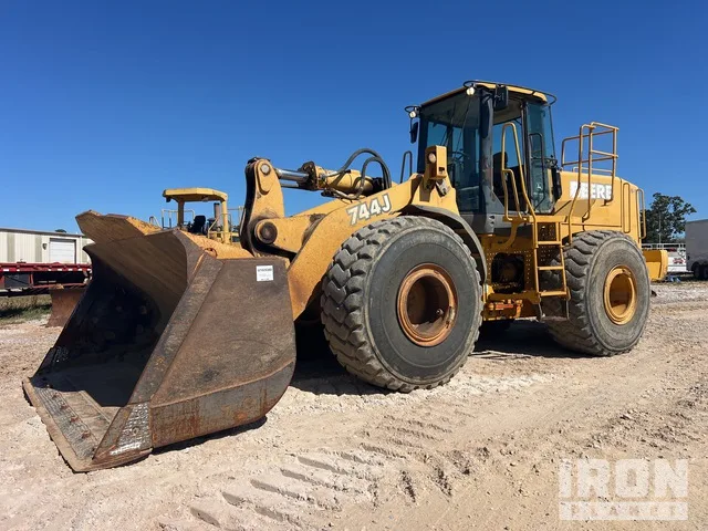 2003 John Deere 744
