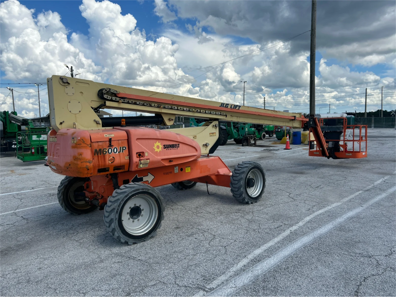 2016 JLG M600JP