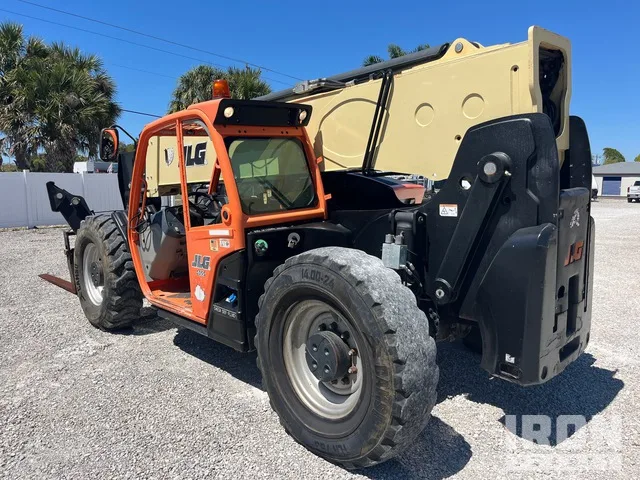 2018 JLG 1055