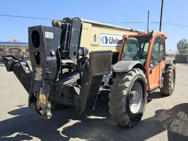 2019 JLG 1055