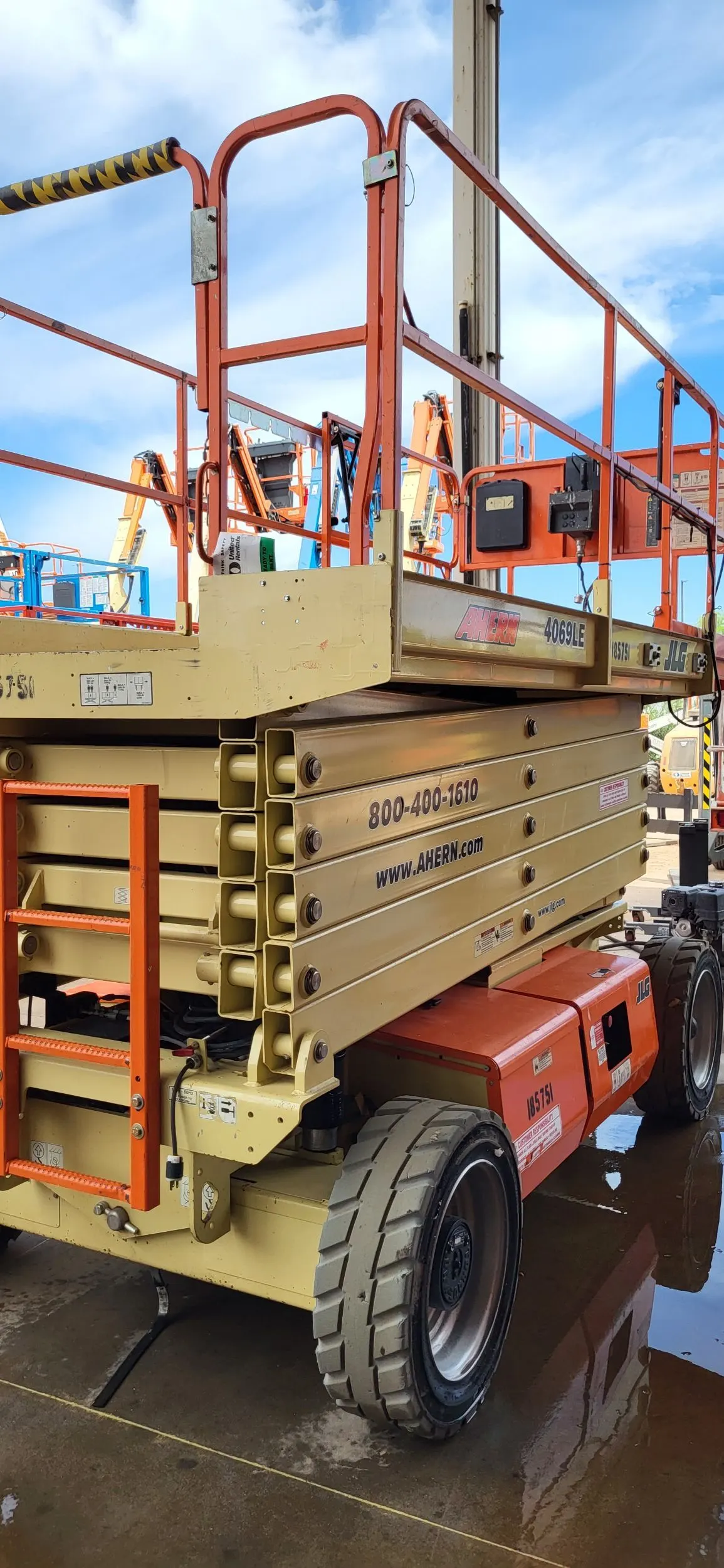2017 JLG 4069LE