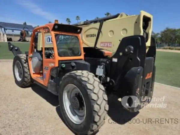 2019 JLG 1055