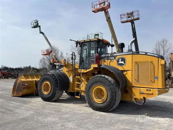 2023 John Deere 744K