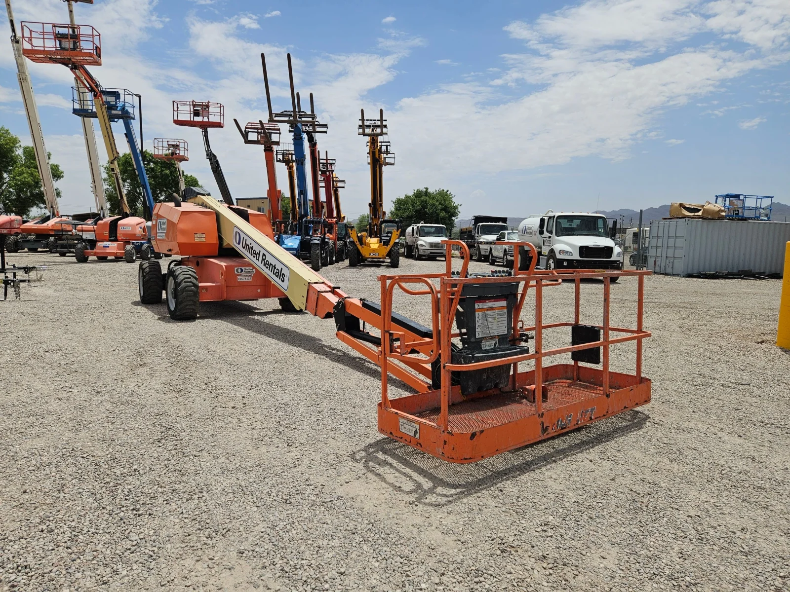 2017 JLG 660SJ