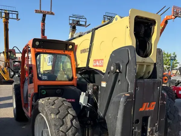 2019 JLG 1055