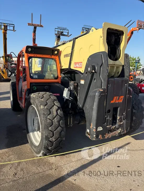 2019 JLG 1055