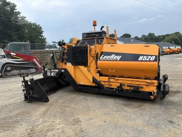 2017 Leeboy 8520