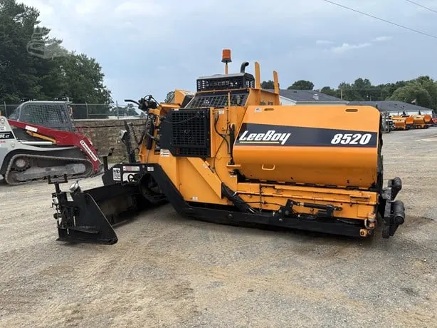 2017 Leeboy 8520